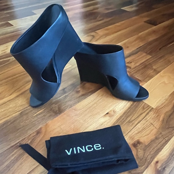 VInce Kaya leather cut out accent sandals, USED - Picture 3 of 13